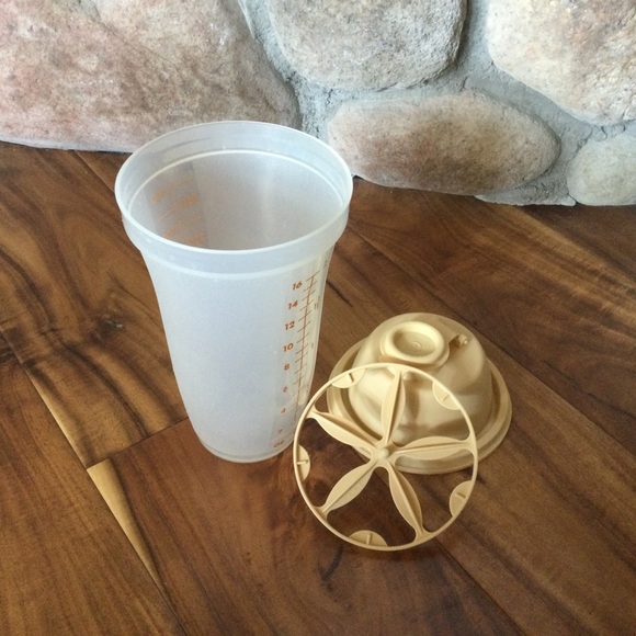 ✔️ Tupperware Lot Spaghetti Keeper, Shaker, Server, Melon Baller - Picture 6 of 7